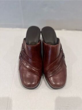 Clarks Brown Leather Slip-On Mule Clogs – Comfort Shoes – Women’s size 7